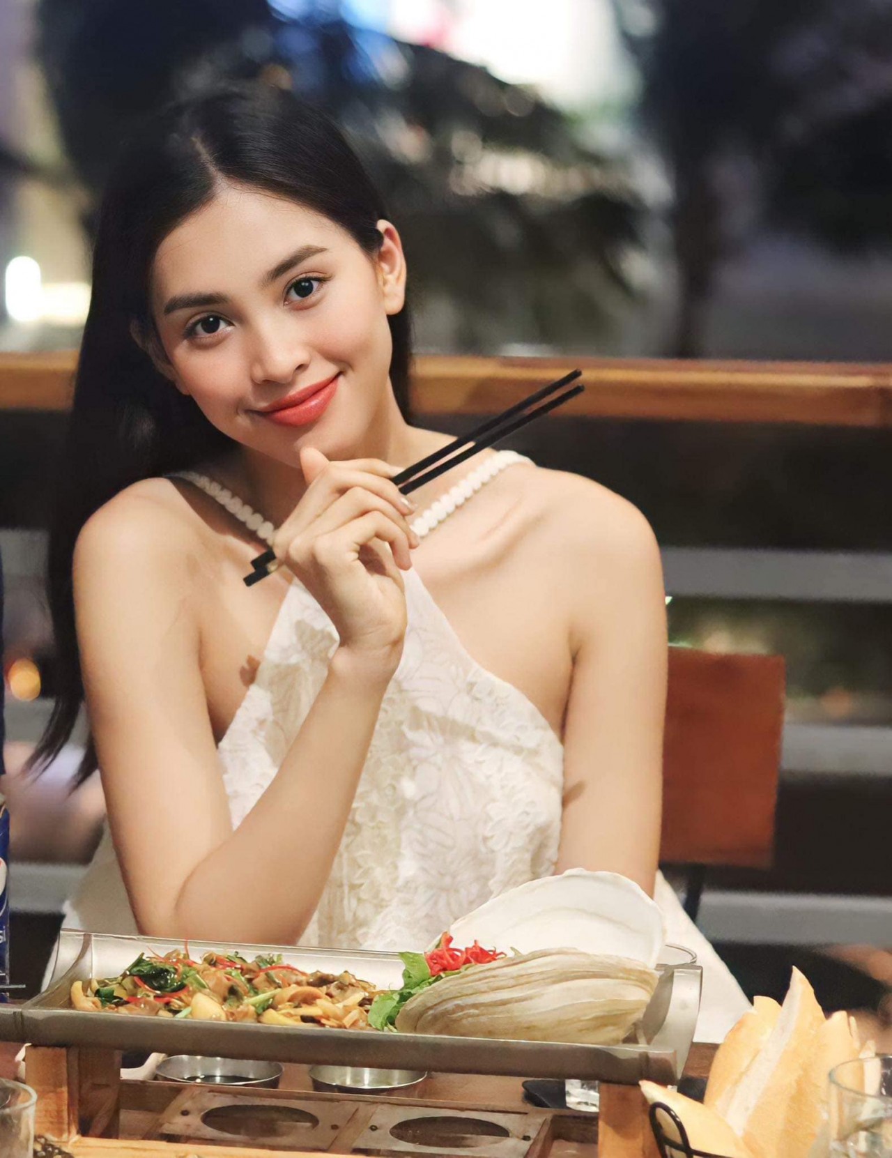 Hoa hậu Tiểu Vy và thời trang gợi cảm