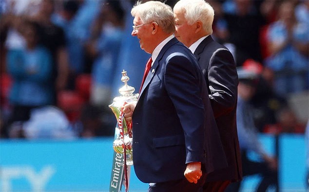 Bố con Beck vui buồn khi xem MU đá chung kết FA Cup