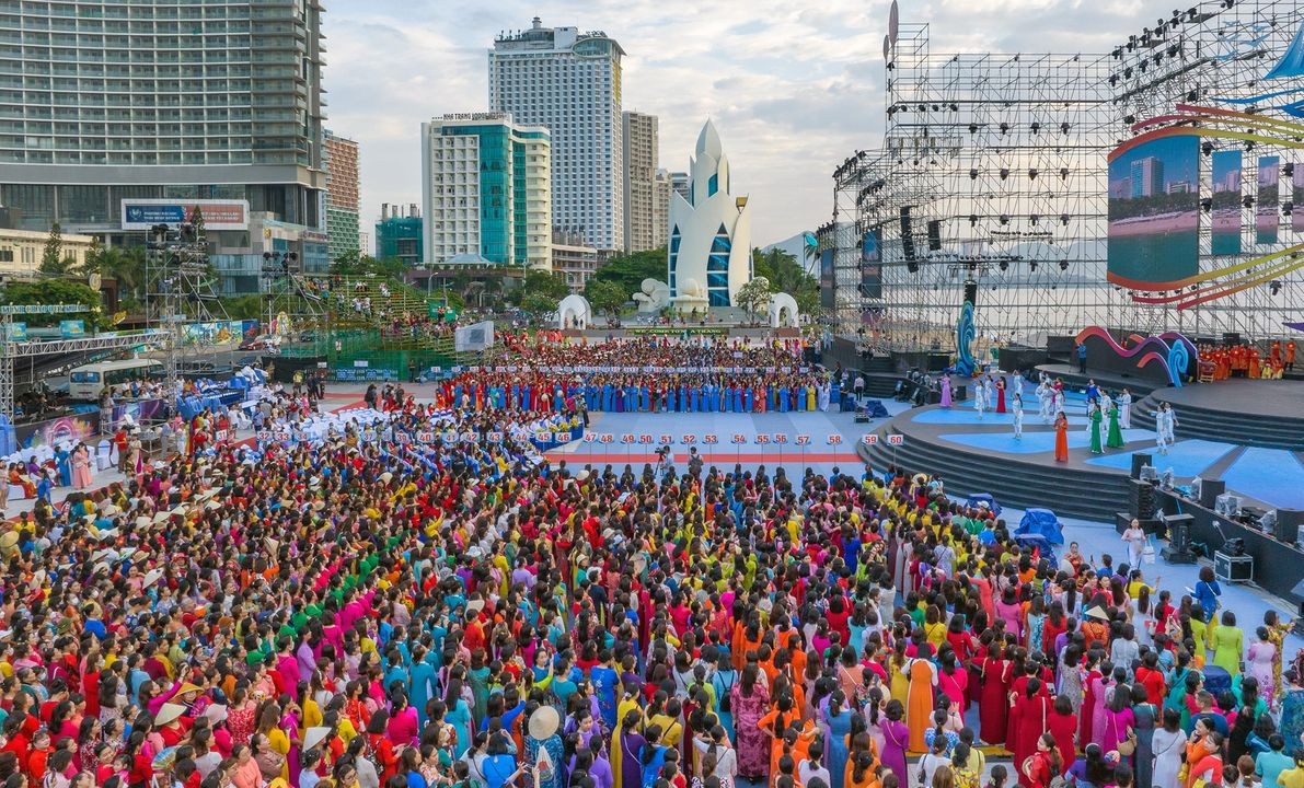 Hơn 6.000 người mặc áo dài diễu hành trên phố Nha Trang