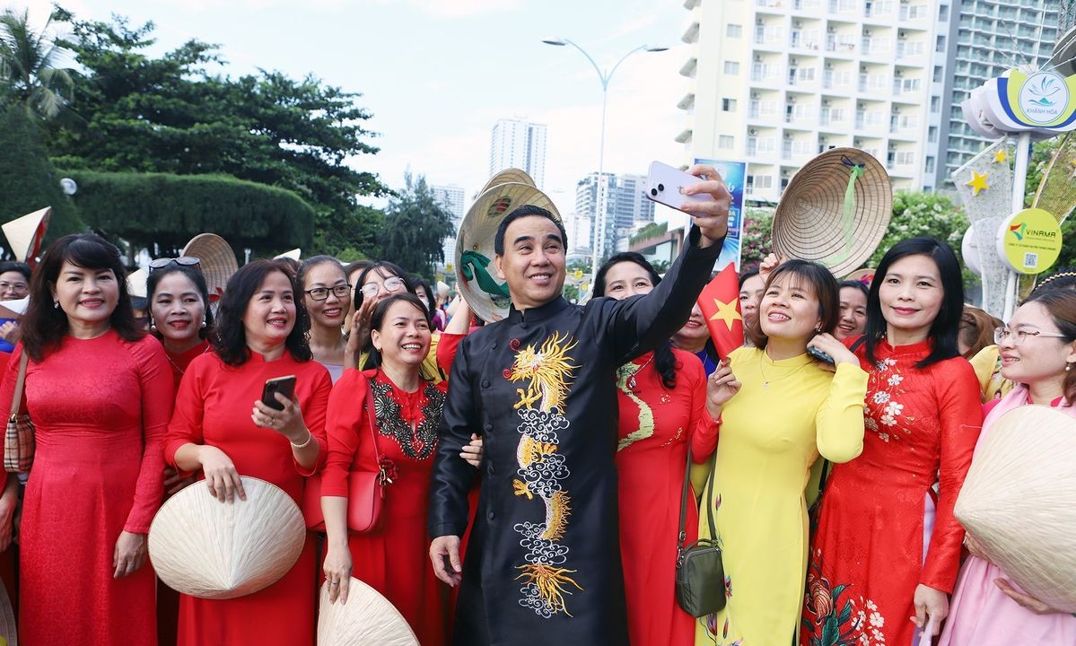 Hơn 6.000 người mặc áo dài diễu hành trên phố Nha Trang