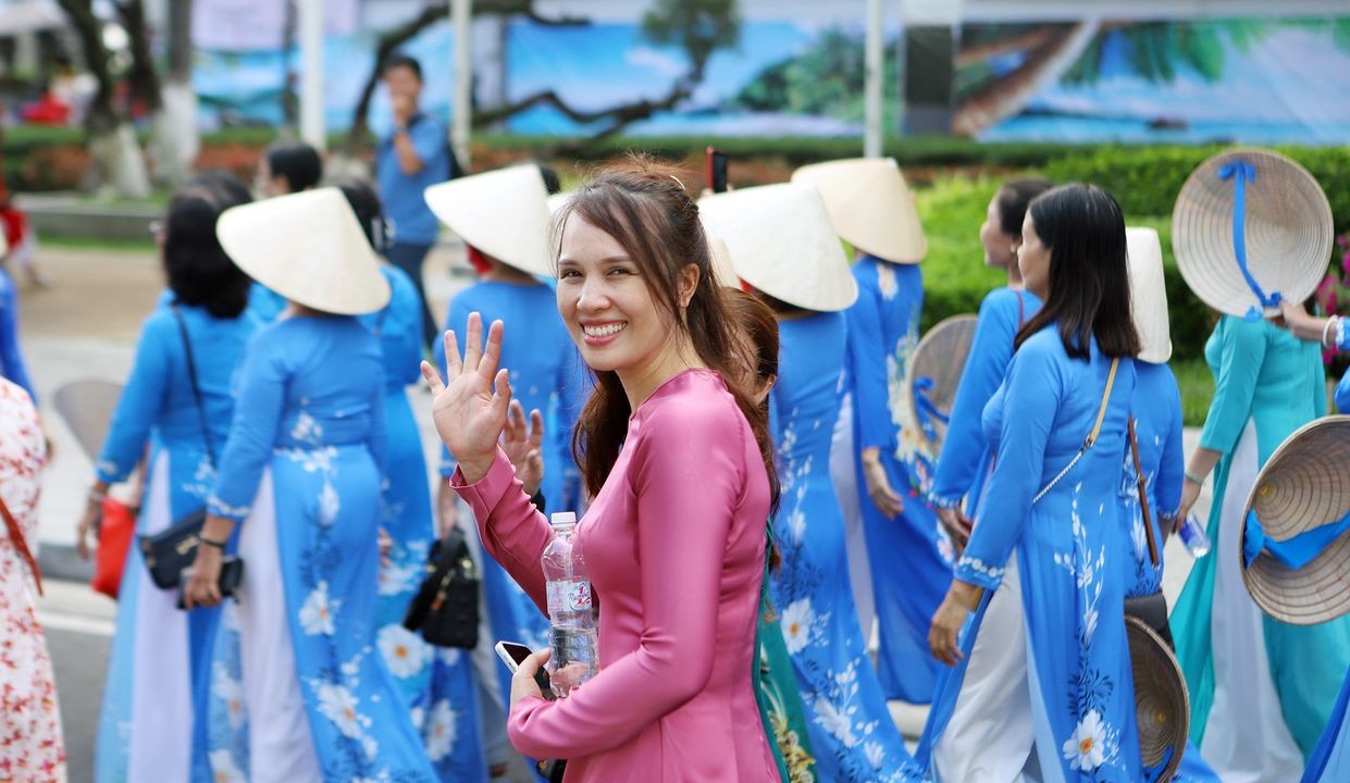 Hơn 6.000 người mặc áo dài diễu hành trên phố Nha Trang