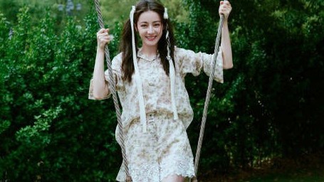 'Mỹ nhân Tân Cương' Địch Lệ Nhiệt Ba tươi trẻ đón tuổi mới