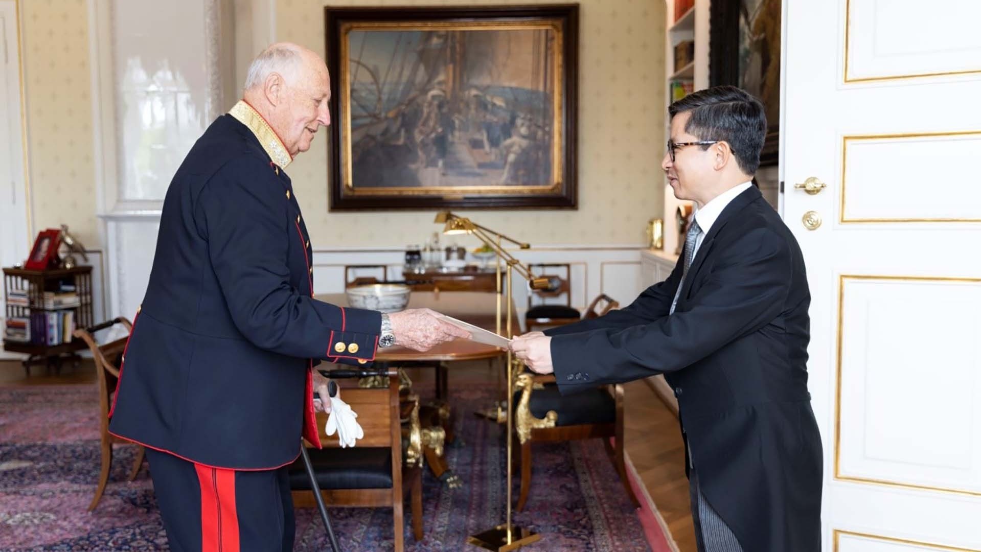 Đại sứ Đinh Nho Hưng trình Thư ủy nhiệm lên Nhà vua Na Uy