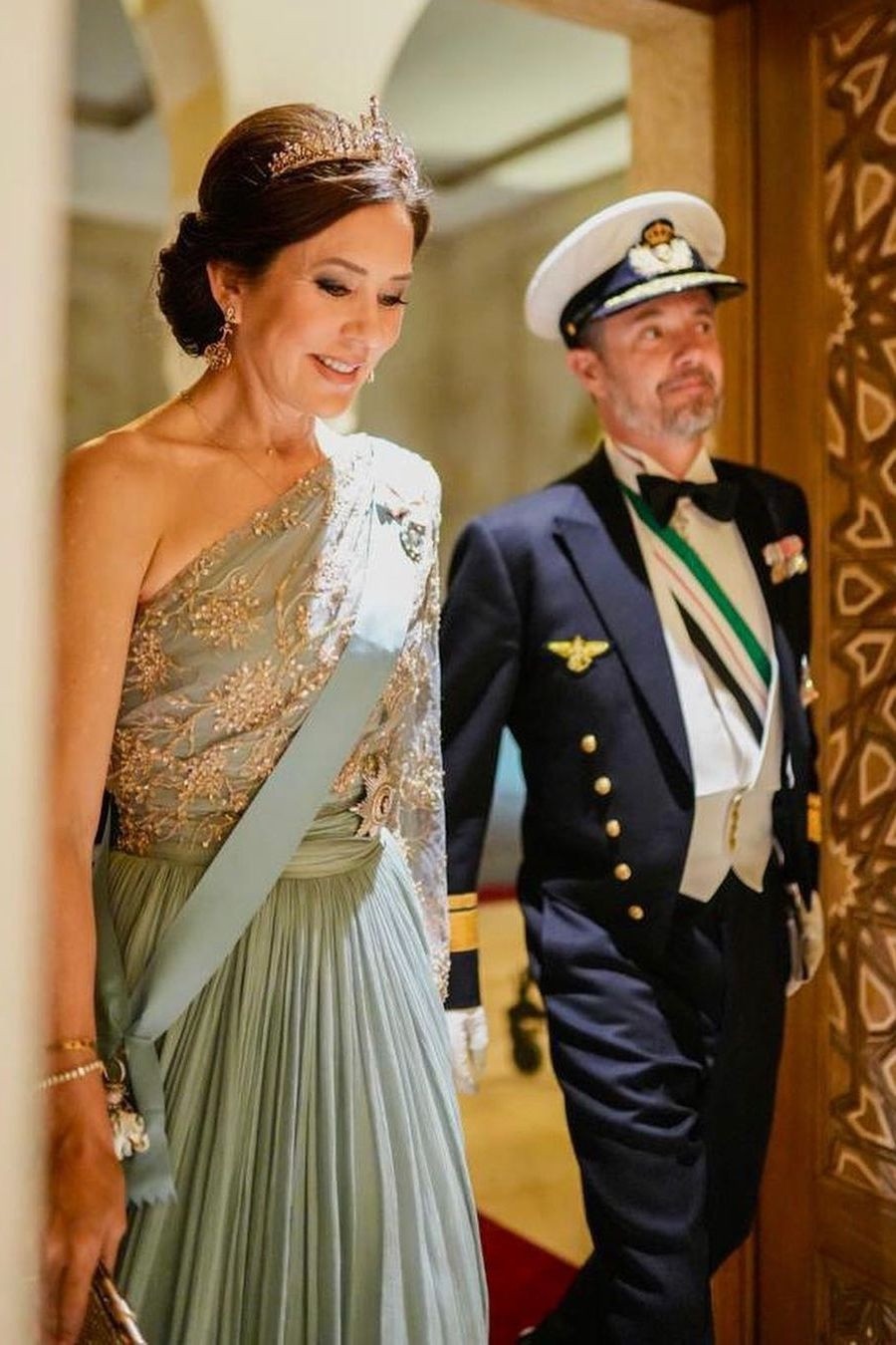 Những chiếc vương miện xa xỉ xuất hiện trong hôn lễ của Thái tử Jordan Hussein