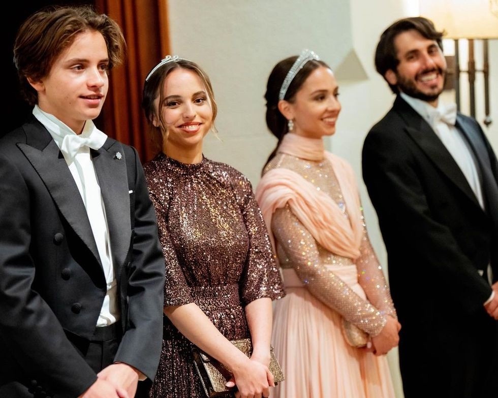 Những chiếc vương miện xa xỉ xuất hiện trong hôn lễ của Thái tử Jordan Hussein