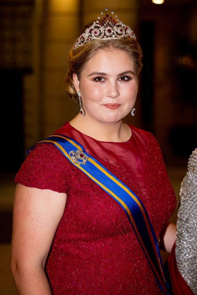 Những chiếc vương miện xa xỉ xuất hiện trong hôn lễ của Thái tử Jordan Hussein