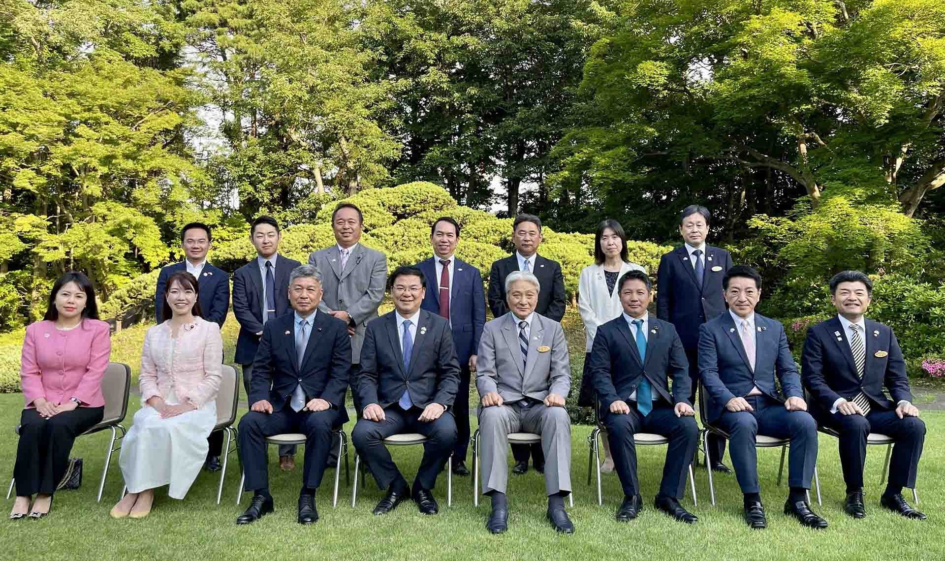 Các đại biểu chụp ảnh lưu niệm. Các đại biểu chụp ảnh lưu niệm.