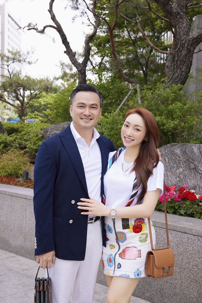 Lý Thùy Chang cho biết, cô cùng chồng Chi Bảo đi du lịch kết hợp công tác, gặp gỡ một số đối tác kinh doanh. Nam diễn viên Chi Bảo diện suit khoe phong độ tuổi ngoài 50, trong khi bà xã kém anh 16 tuổi chuộng gu thời trang trẻ trung, sành điệu.