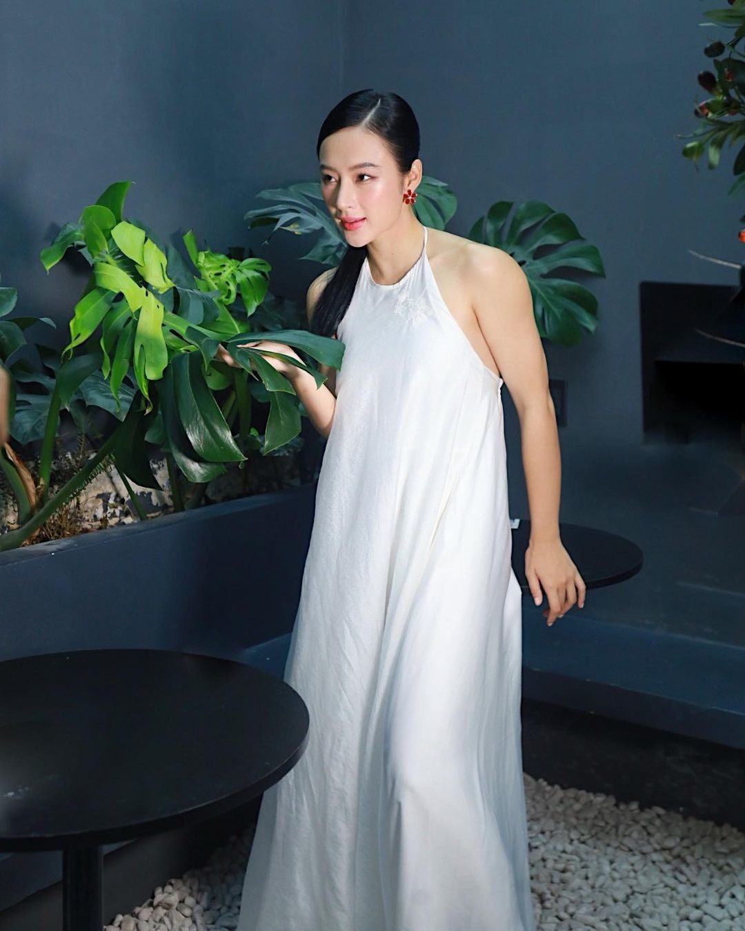 Diện chiếc váy tơ lụa mỏng nhẹ của một local brand, Angela Phương Trinh khoe vóc dáng Angela Phương Trinh đẹp tinh tế và khỏe mạnh với thiết kế yếm mong manh