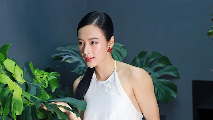 Angela Phương Trinh đẹp tinh tế và khỏe mạnh với thiết kế yếm mong manh