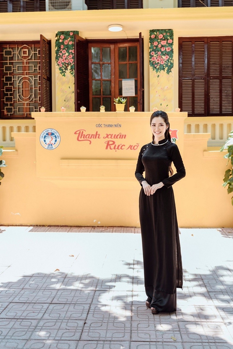 Hoa hậu Nông Thúy Hằng tốt nghiệp đại học loại giỏi và từng nhận giải thưởng về nghiên cứu khoa học