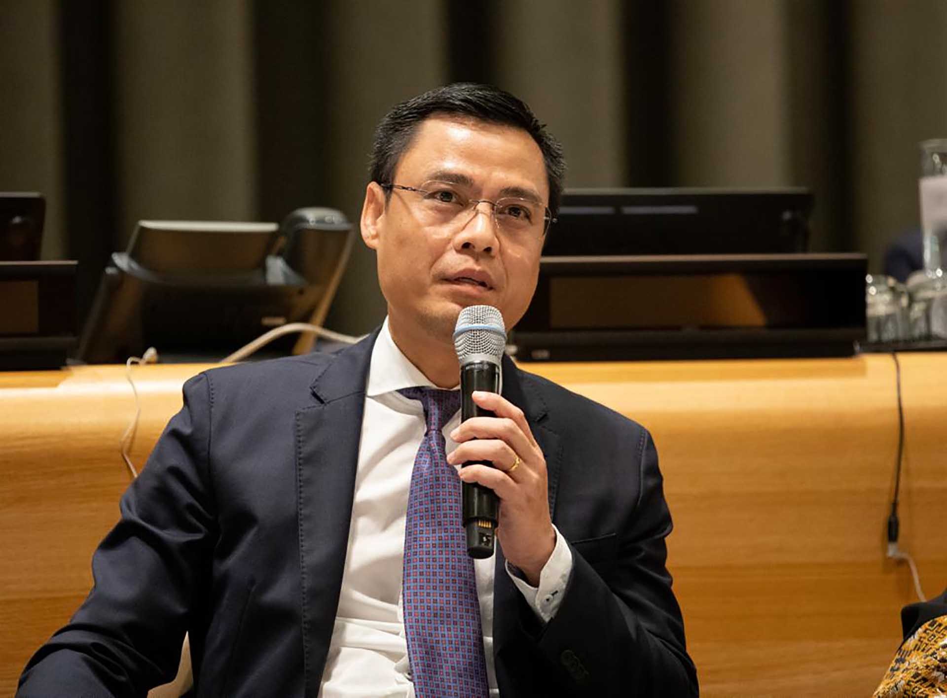 Đại sứ Đặng Hoàng Giang được mời làm diễn giả chính tại phiên họp để chia sẻ bài học thành công của Việt Nam.