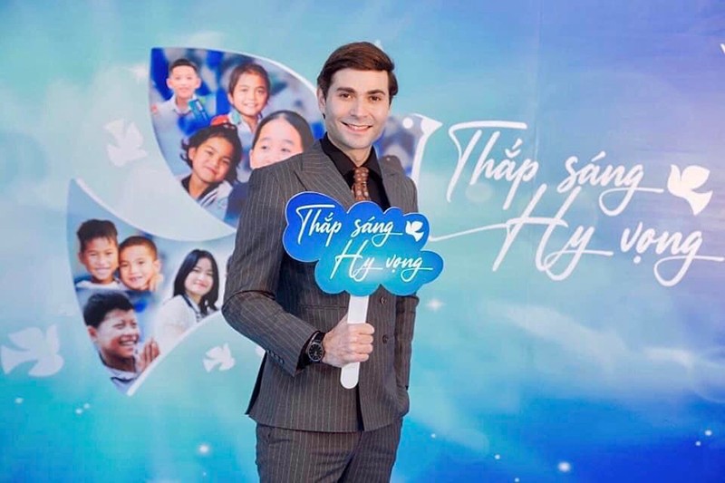 Charlie Win và hành trình đóng góp cho sự phát triển của cộng đồng và xã hội tại Việt Nam Charlie Win và hành trình đóng góp cho sự phát triển của cộng đồng và xã hội tại Việt Nam