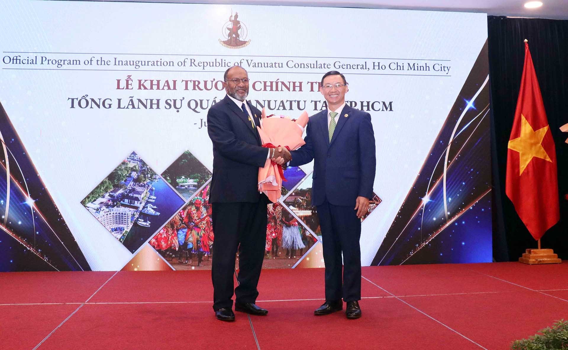 Ông Trần Phước Anh (phải), Giám đốc Sở Ngoại vụ TP. Hồ Chí Minh, chúc mừng ông Charlot Salwai (trái), đại diện lãnh đạo Bộ Ngoại giao, Hợp tác quốc tế và Ngoại thương, Nghị sỹ Vanuatu. (Nguồn: TTXVN)