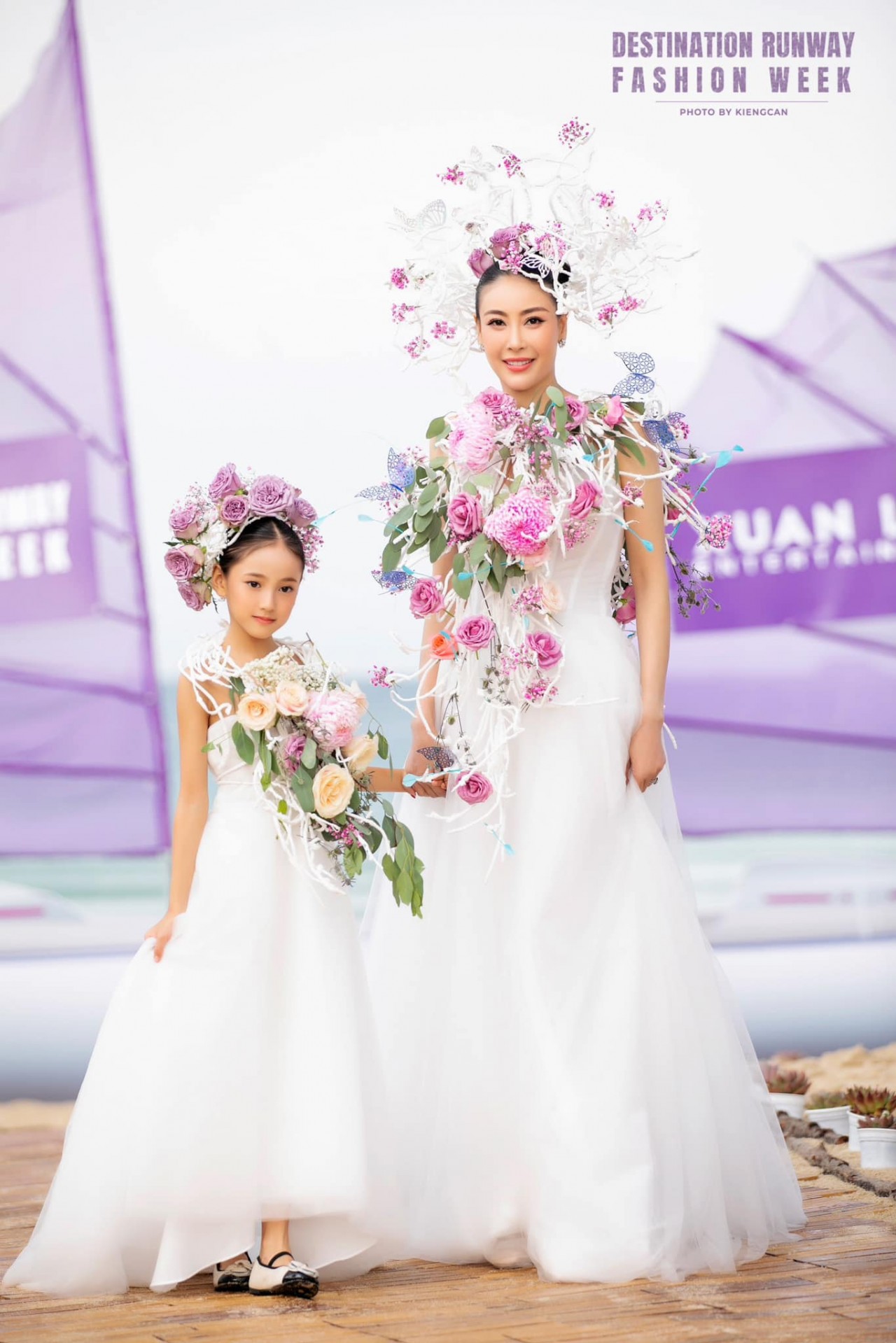 Hoa hậu Hà Kiều Anh đẹp như nàng thơ bên con gái