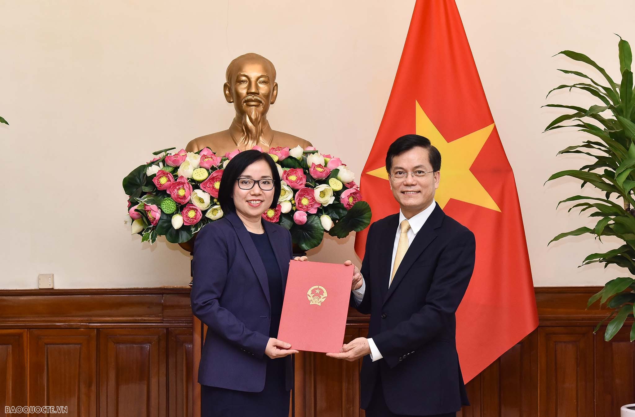 Thứ trưởng Ngoại giao Hà Kim Ngọc trao quyết định bổ nhiệm cho 6 cán bộ lãnh đạo cấp Vụ
