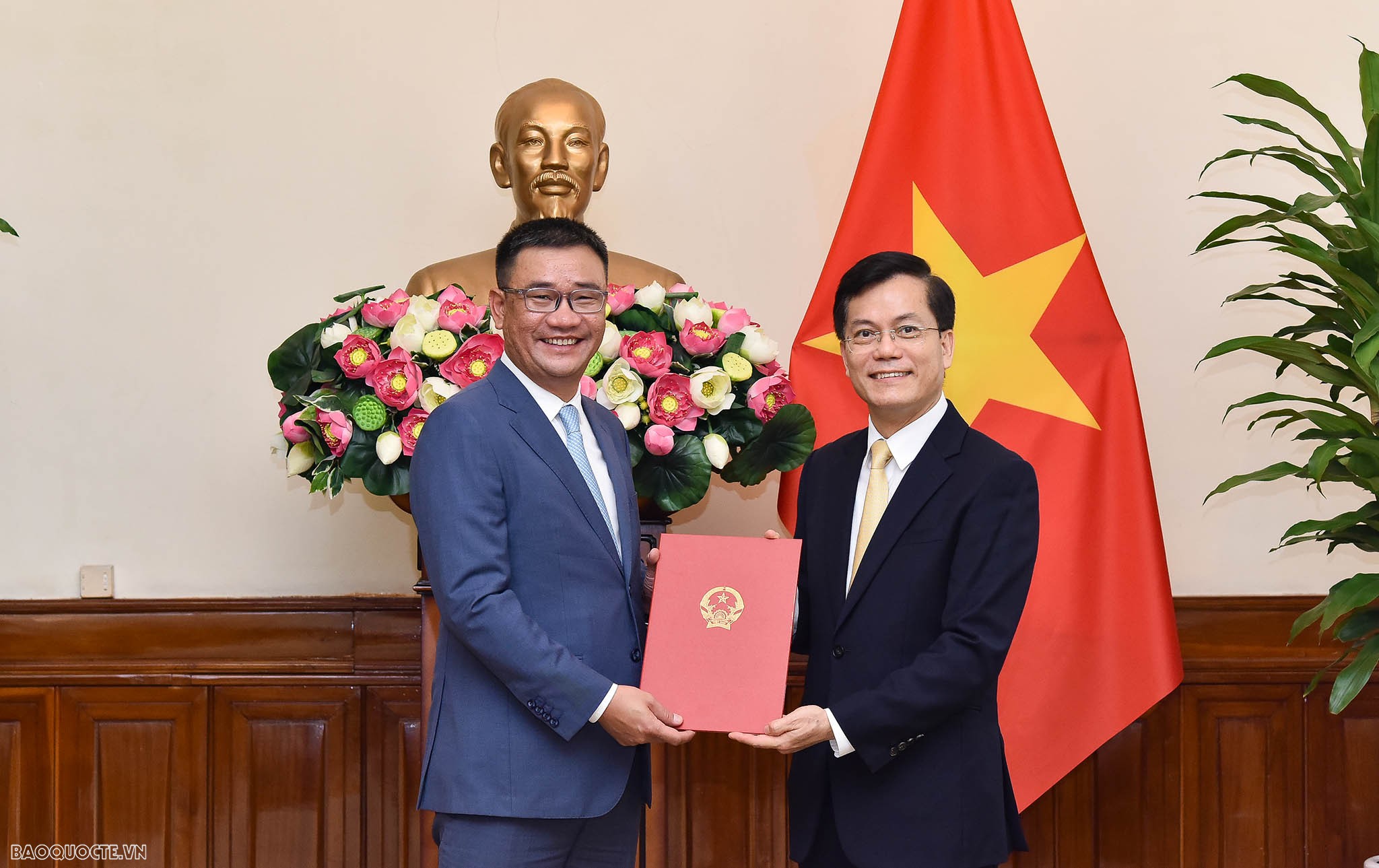 Thứ trưởng Ngoại giao Hà Kim Ngọc trao quyết định bổ nhiệm cho 6 cán bộ lãnh đạo cấp Vụ