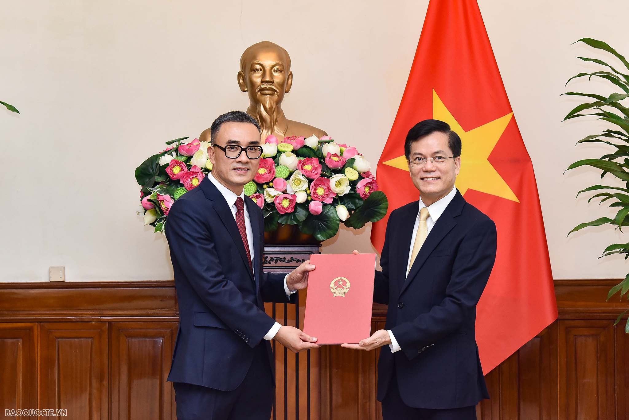 Thứ trưởng Ngoại giao Hà Kim Ngọc trao quyết định bổ nhiệm cho 6 cán bộ lãnh đạo cấp Vụ