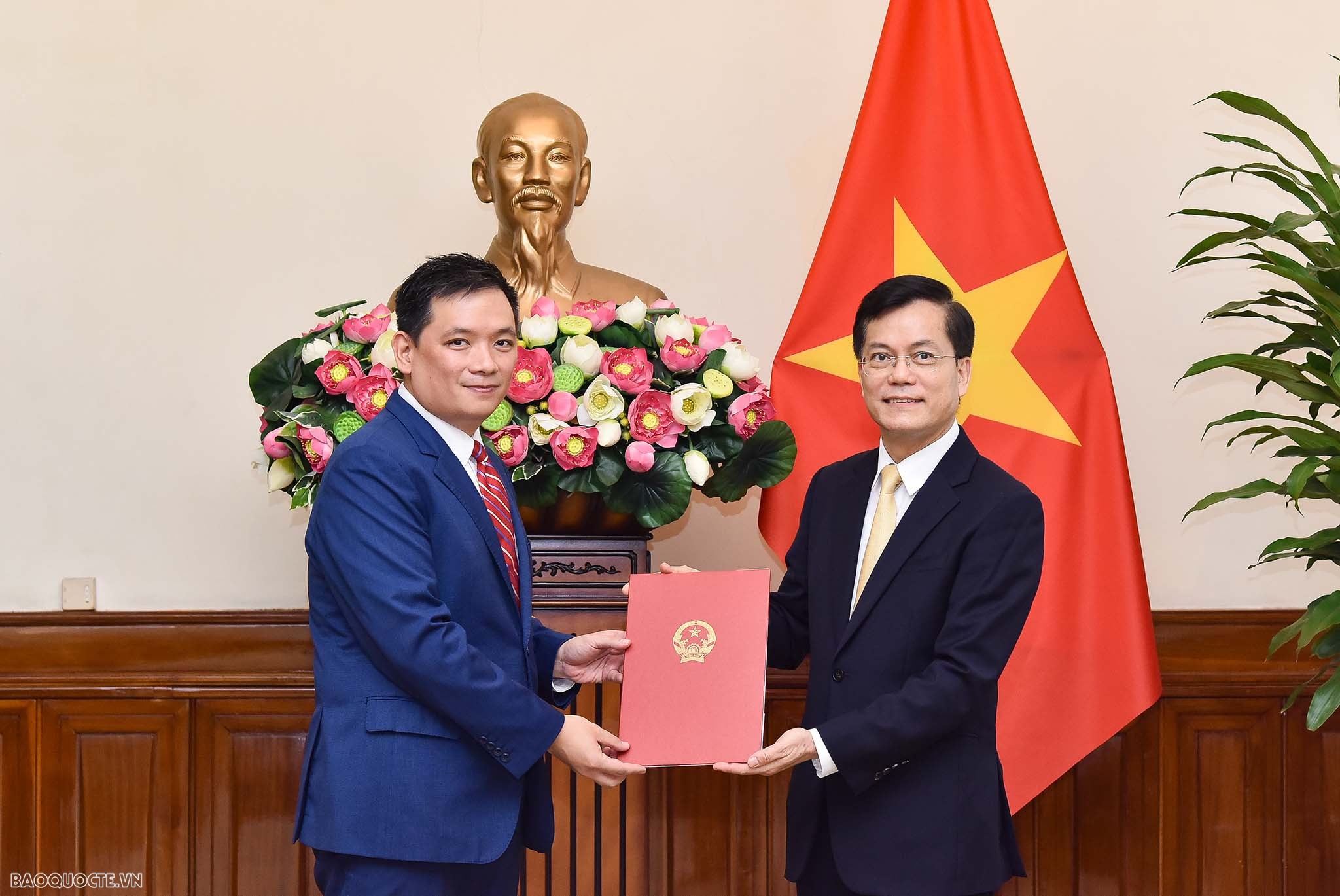 Thứ trưởng Ngoại giao Hà Kim Ngọc trao quyết định bổ nhiệm cho 6 cán bộ lãnh đạo cấp Vụ