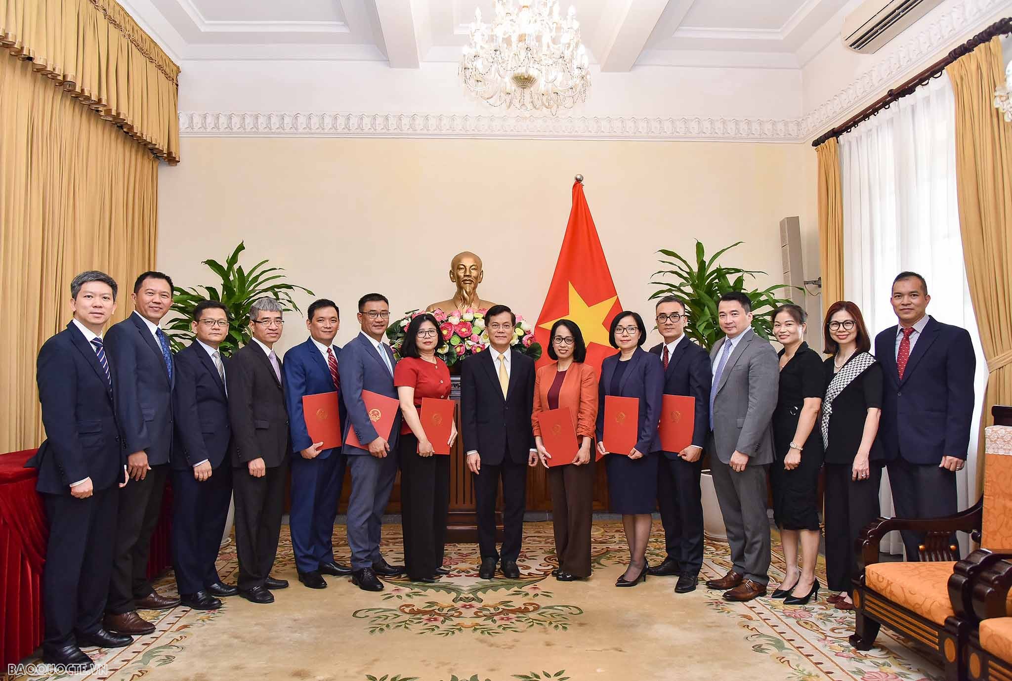 Thứ trưởng Ngoại giao Hà Kim Ngọc trao quyết định bổ nhiệm cho 6 cán bộ lãnh đạo cấp Vụ