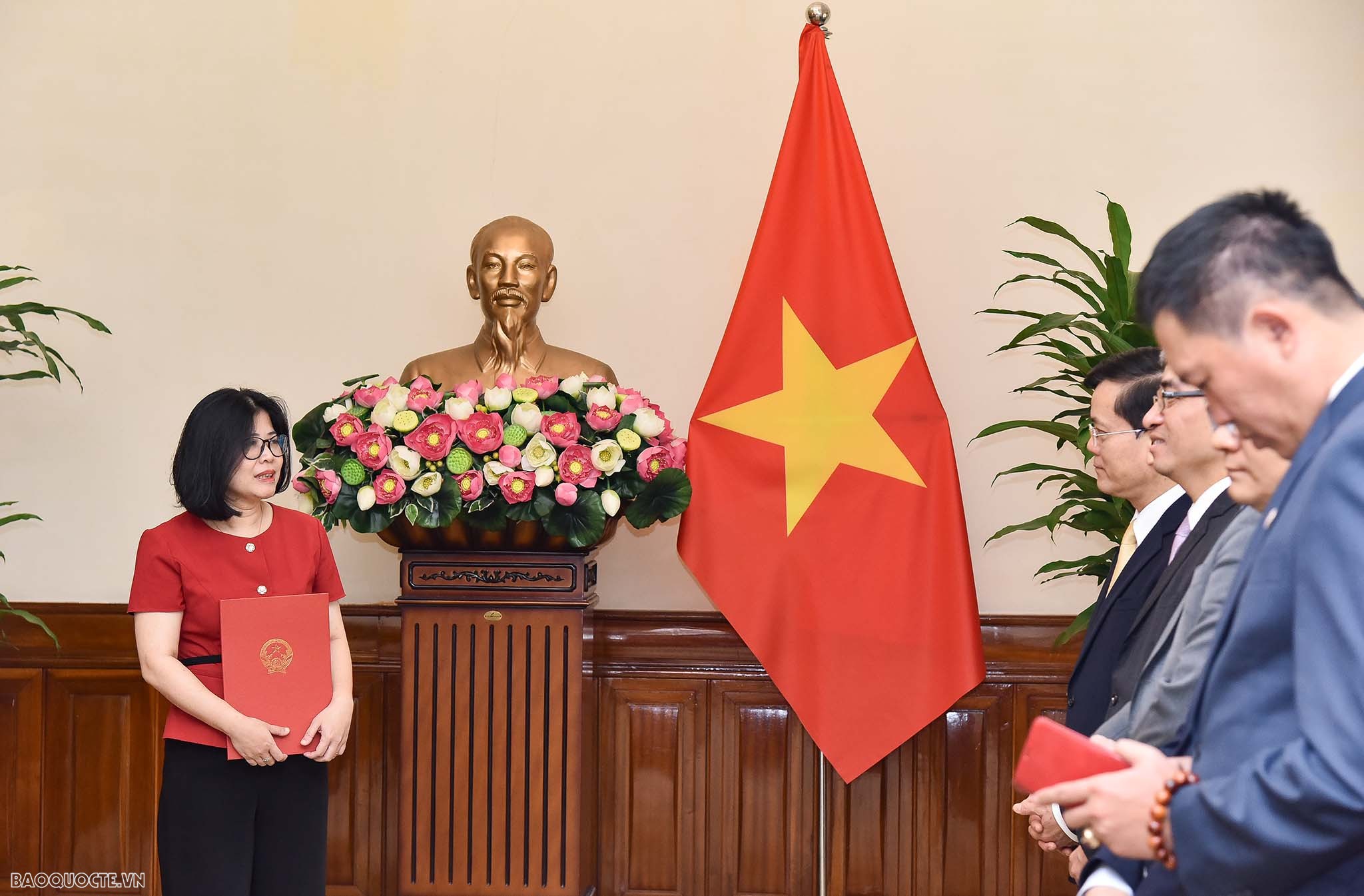 Thứ trưởng Ngoại giao Hà Kim Ngọc trao quyết định bổ nhiệm cho 6 cán bộ lãnh đạo cấp Vụ