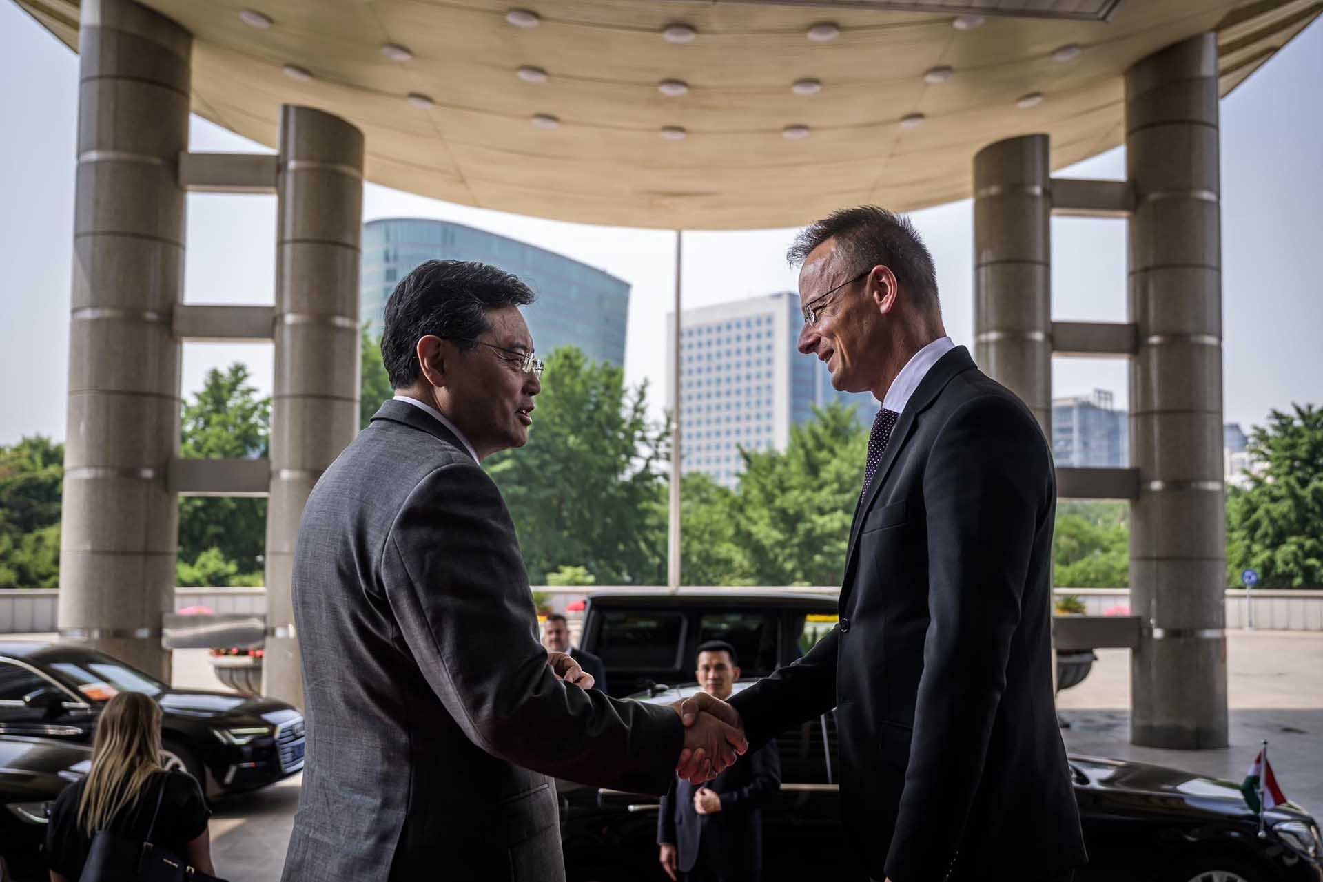 Ngoại trưởng Hungary Peter Szijjarto bắt tay người đồng cấp chủ nhà Tần Cương tại Bắc Kinh, Trung Quốc hồi tháng Năm. (Nguồn: Hungary Today