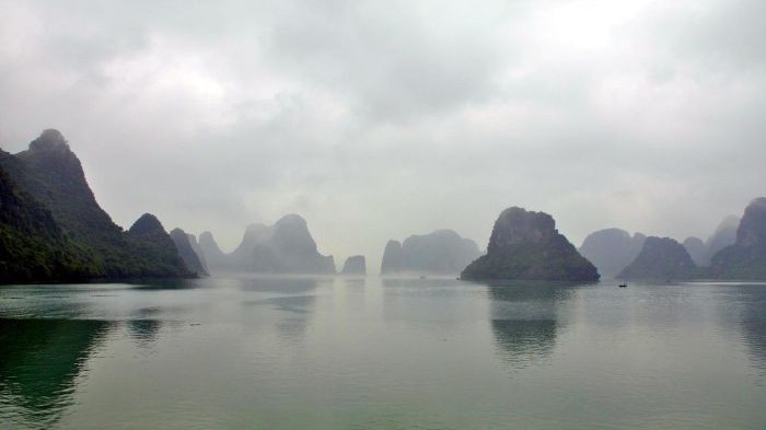 Dự báo: Vùng áp thấp trên vịnh Bắc Bộ khả năng mạnh thành áp thấp nhiệt đới; vùng ven biển Đông Bắc Bộ mưa vừa, mưa to và giông mạnh