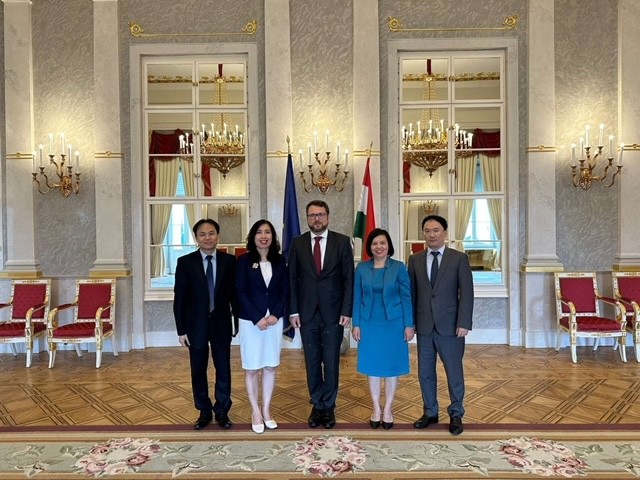 Việt Nam luôn coi trọng và mong muốn tăng cường quan hệ hợp tác nhiều mặt với Hungary