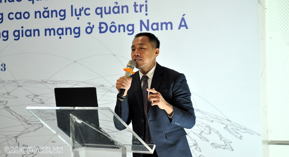 (06.10) Ông Mark Bryan Manantan trình bày tại Hội thảo. (Ảnh: Minh Quân)