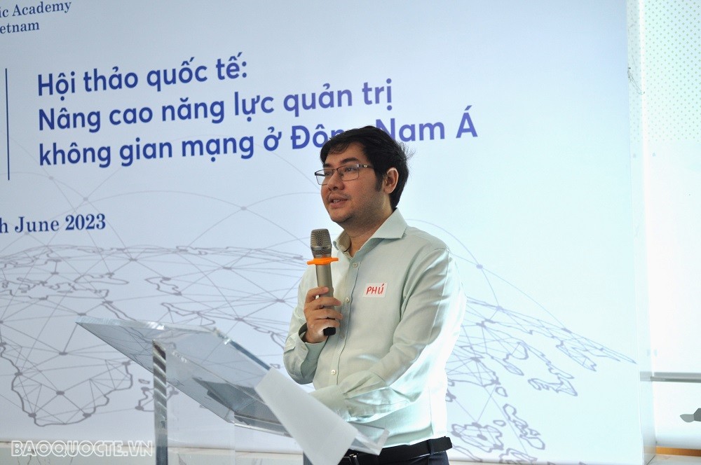 (06.10) Ông Nguyễn Hữu Phú, Vụ Luật pháp và Điều ước Quốc tế, Bộ Ngoại giao, trình bày tại Hội thảo. (Ảnh: Minh Quân)