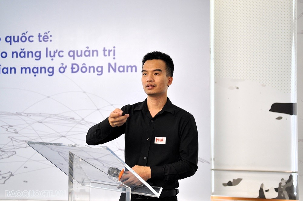 (06.10) Ông Lê Công Phú, Phó Giám đốc Trung tâm Ứng cứu Khẩn cấp Không gian Mạng (VNCERT), Bộ Thông tin Truyền thông, chia sẻ tại Hội thảo. (Ảnh: Minh Quân)