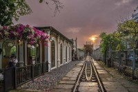 Quán cà phê đường tàu có vị trí đắc địa, ngắm tàu chạy qua nhà ga và cầu Long Biên