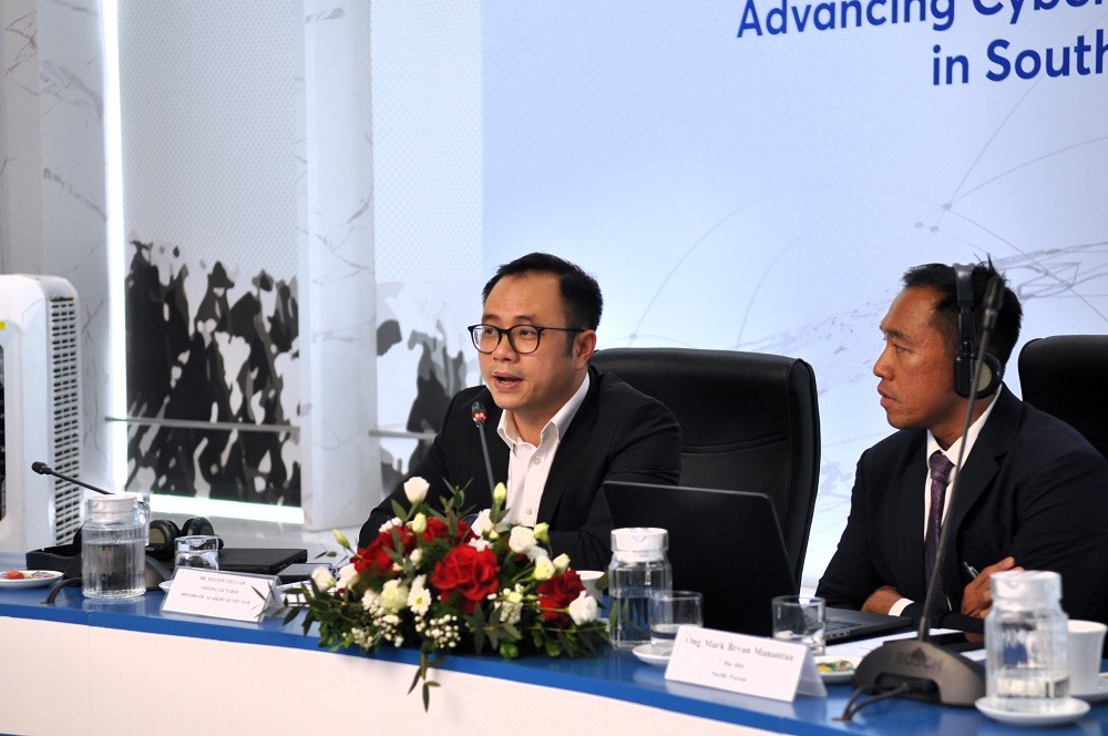 (06.10) TS. Nguyễn Việt Lâm điều hành phiên thứ Hai tại Hội thảo. (Ảnh: Minh Quân)