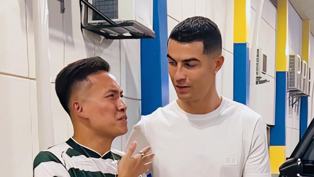 VĐV Đỗ Kim Phúc gặp gỡ và tặng nón lá siêu sao Cristiano Ronaldo tại Al Nassr FC