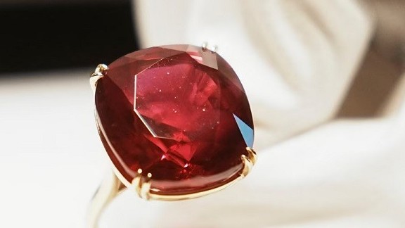 Mỹ: Viên hồng ngọc lớn nhất thế giới xác lập mức giá cao kỷ lục