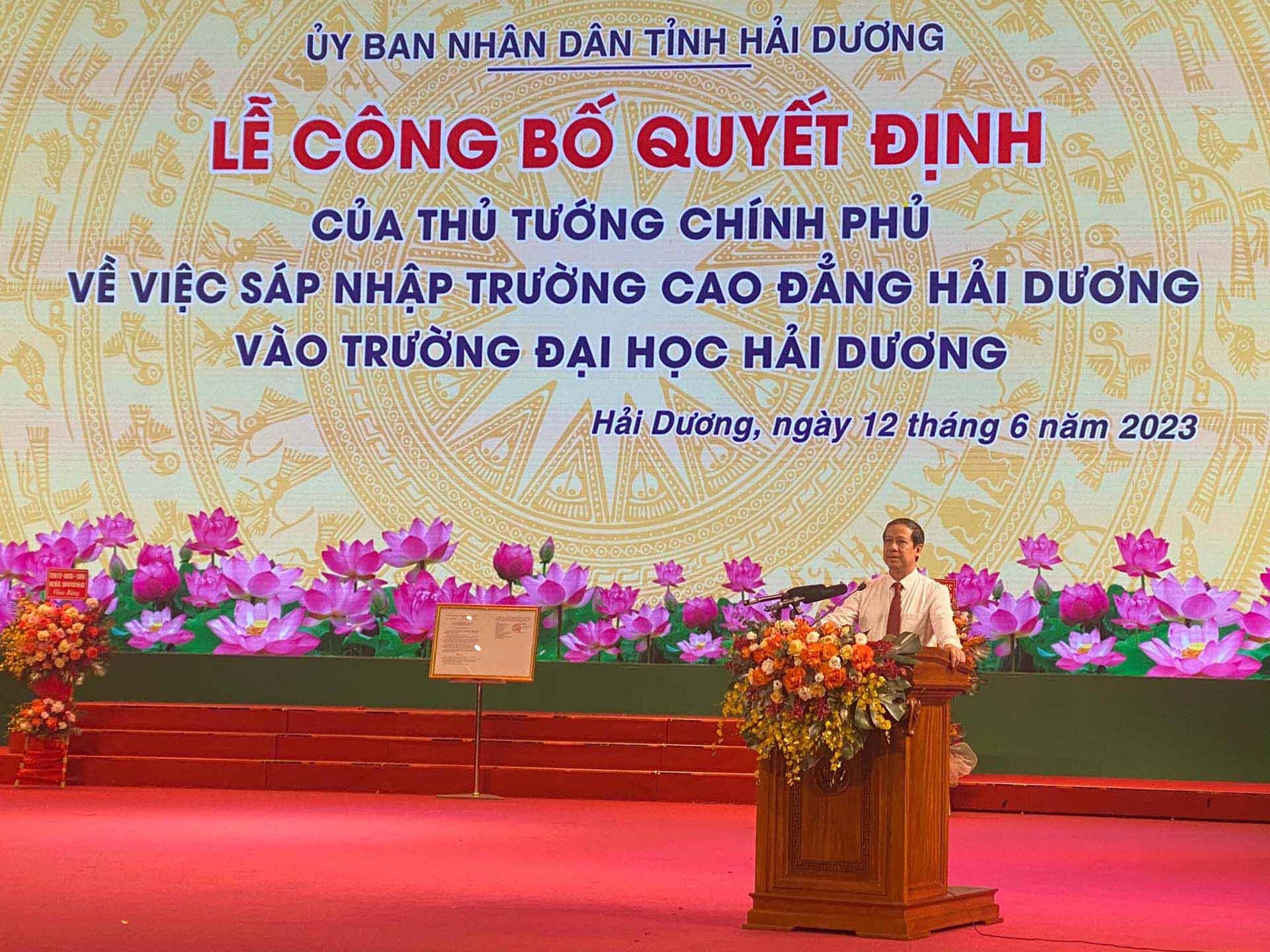 Bộ trưởng Giáo dục và Đào tạo Nguyễn Kim Sơn phát biểu tại buổi lễ. Bộ trưởng Giáo dục và Đào tạo Nguyễn Kim Sơn phát biểu tại buổi lễ.