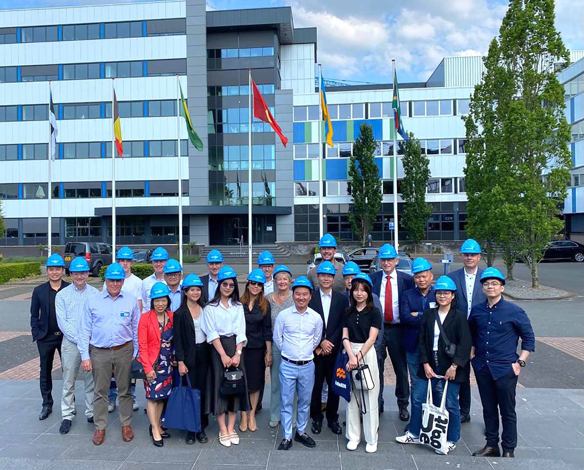 Các đại biểu tham dự cuộc gặp.