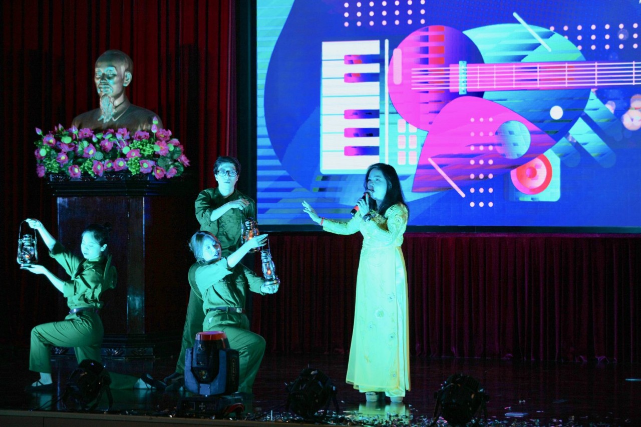 Tưng bừng Hội diễn văn nghệ kỷ niệm 78 năm thành lập ngành Ngoại giao Tưng bừng Hội diễn văn nghệ kỷ niệm 78 năm thành lập ngành Ngoại giao