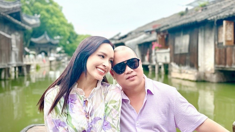 Du lịch Hè Trung Quốc, gia đình Thúy Hằng, Thúy Hạnh đồng điệu trang phục màu tím