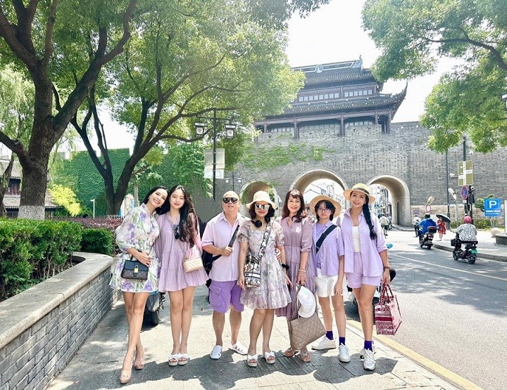 Thúy Hạnh (bìa trái) cho biết, gia đình cô cùng chị gái Thúy Hằng, cháu gái Thanh Tuyền và mẹ đang du lịch Trung Quốc. Cả nhà hẹn nhau mặc đồ đồng điệu để nổi bật khi chụp ảnh.