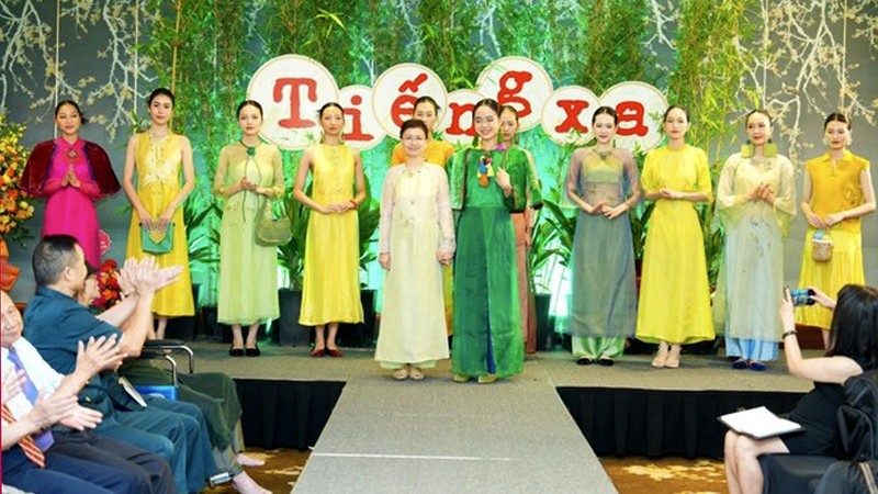 NTK Xuân Thu giới thiệu tập thơ 'Tiếng xa' cho cha và bộ sưu tập thời trang mới