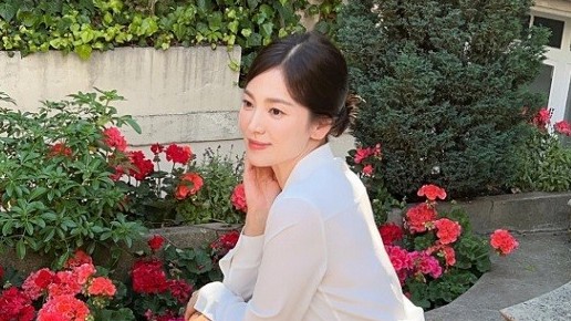 Song Hye Kyo được khen thần thái xinh đẹp qua những bức ảnh mới