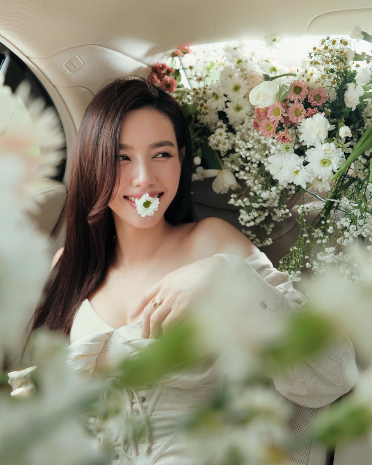 Bộ ảnh Hoa hậu Thùy Tiên trang điểm nhẹ nhàng, tôn vẻ đẹp trong trẻo Bộ ảnh Hoa hậu Thùy Tiên trang điểm nhẹ nhàng, tôn vẻ đẹp trong trẻo