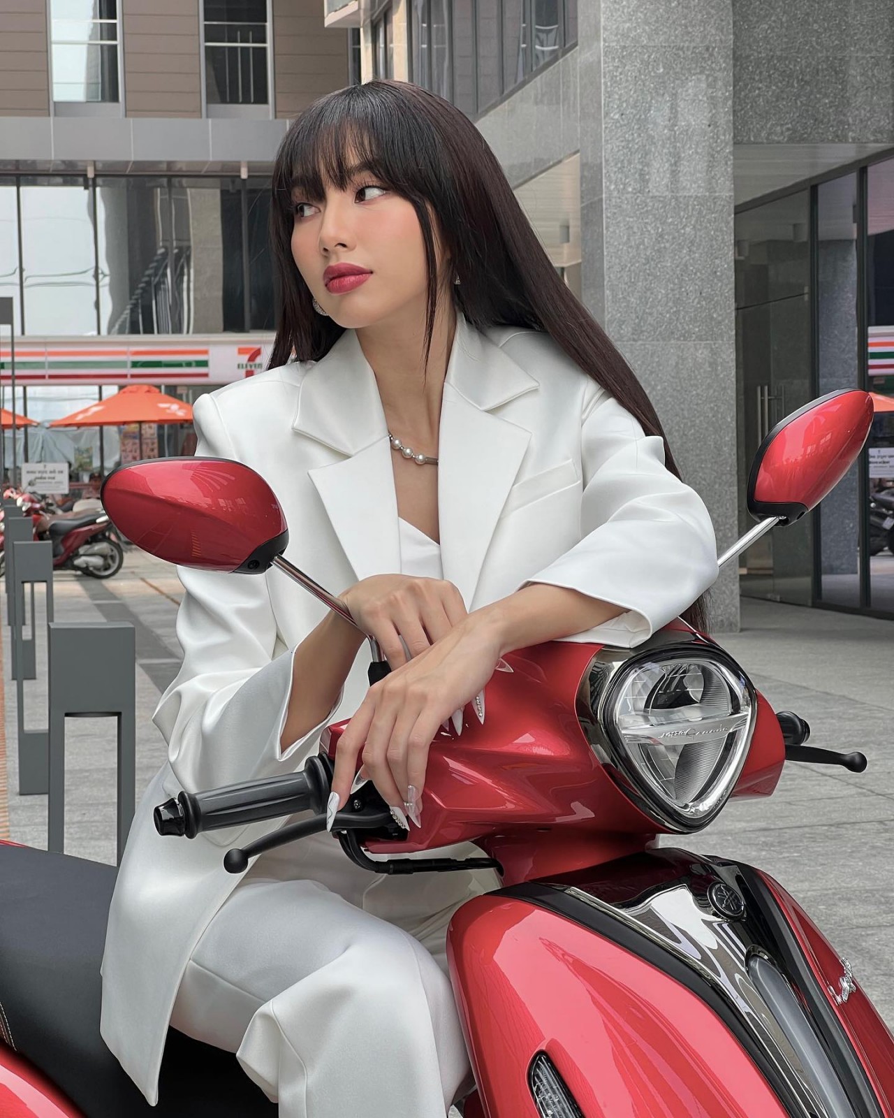 Bộ ảnh Hoa hậu Thùy Tiên trang điểm nhẹ nhàng, tôn vẻ đẹp trong trẻo Bộ ảnh Hoa hậu Thùy Tiên trang điểm nhẹ nhàng, tôn vẻ đẹp trong trẻo