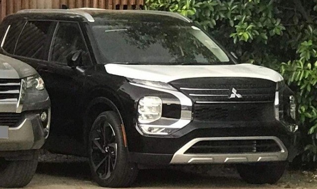 Mitsubishi Outlander 2023 bất ngờ xuất hiện tại Việt Nam