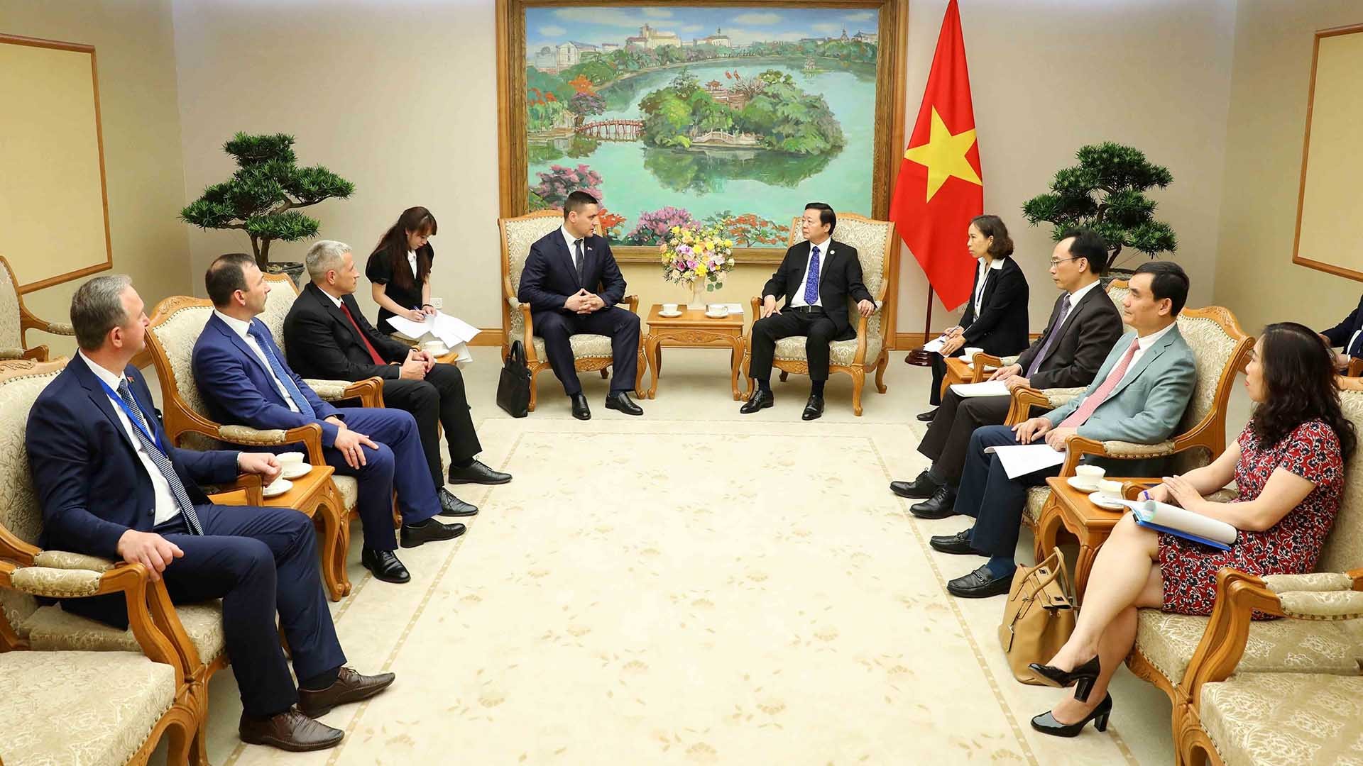 Phó Thủ tướng Trần Hồng Hà tiếp Bộ trưởng Bộ Giáo dục Cộng hòa Belarus Andrei I. Ivanets. (Nguồn: TTXVN) Phó Thủ tướng Trần Hồng Hà tiếp Bộ trưởng Bộ Giáo dục Cộng hòa Belarus Andrei I. Ivanets. (Nguồn: TTXVN)