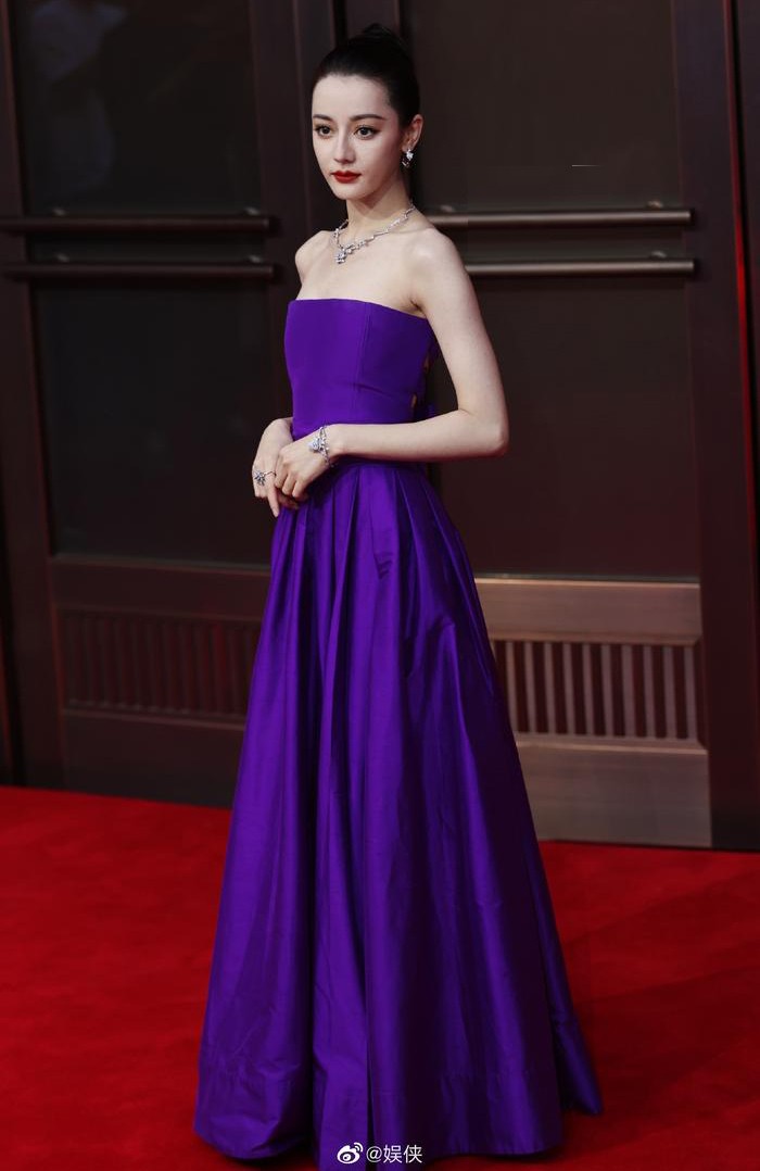 Xinh đẹp, diễn xuất giỏi, sự nghiệp rạng rỡ, Địch Lệ Nhiệt Ba đáng yêu chào fan