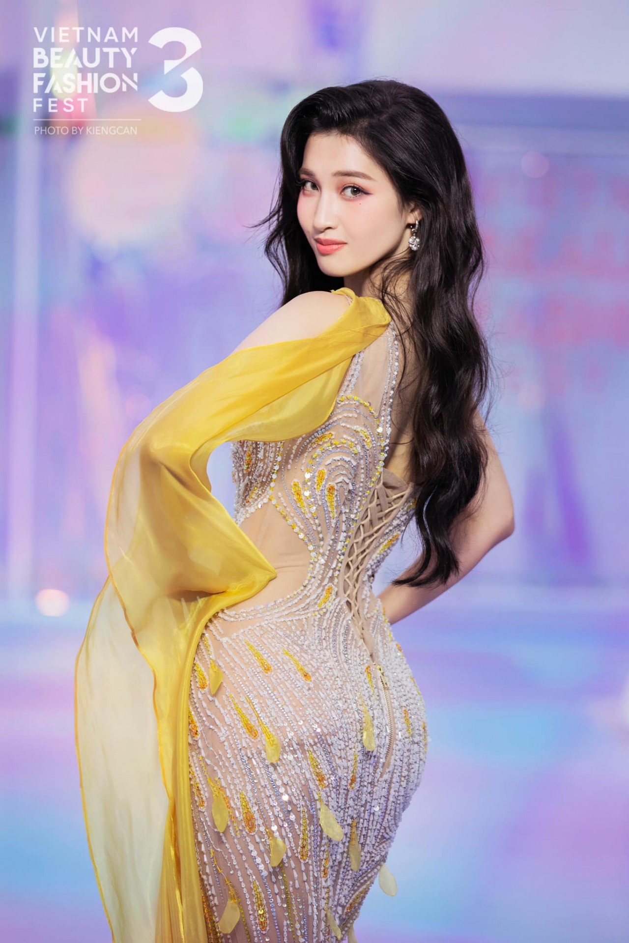 Á hậu Phương Nhi