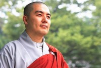 'Bước chậm lại giữa thế gian vội vã': Cuốn sách hàng đầu trong dòng sách trị liệu tâm hồn