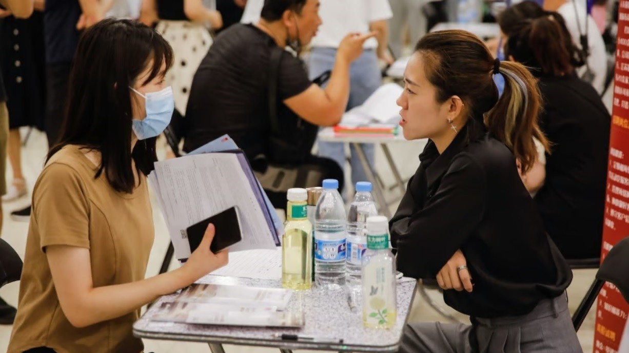 Trung Quốc: Nỗi đau thất nghiệp đe doạ nền kinh tế, sinh viên mới tốt nghiệp đứng trước tương lai mịt mờ